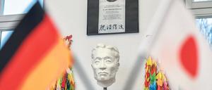 Legendär. Im Rathaus von Wriezen erinnert eine Büste (Foto l.) an den japanischen Arzt Nobutsugu Koyenuma. Ansonsten kümmert sich Nils Nestler, hier neben der Grabstelle Koyenumas, um das Andenken und die daraus entstandenen neuen Beziehungen. Nestler ist Japan-Beauftragter der Kleinstadt im Kreis Märkisch-Oderland.