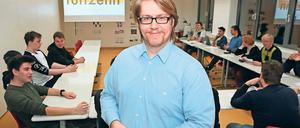 Im Geschäft. Alexander Matz ist Geschäftsführer der Schülerfirma „Raum Fuffzehn“, die erfolgreich Imagefilme produziert. Das Unternehmen von Schülern der Medienschule besteht allerdings nur bis zu ihrem Abschluss.