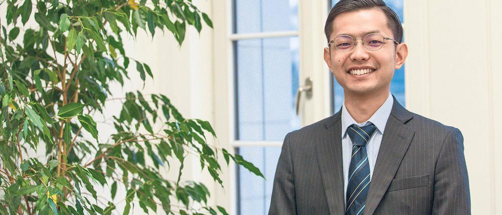 Büro in Potsdam. Ryo Ueki, Richter aus Japan, begleitet während seines einjährigen Studienaufenthalts derzeit Kollegen am Landgericht Potsdam. Dass ihm hier neben seiner umfänglichen Arbeit sogar noch Zeit für seine Familie bleibt, freut ihn sehr.