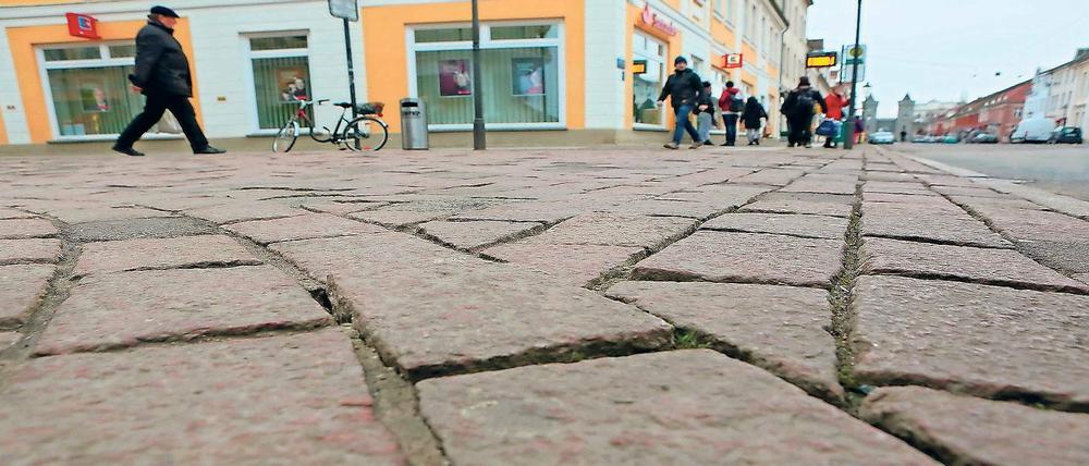 Sanierungsbedarf. Viele Pflastersteine in der Fußgängerzone der Brandenburger Straße sind locker. Doch Geld zur Sanierung, es geht um bis zu zwei Millionen Euro, fehlt.