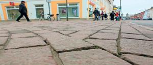 Sanierungsbedarf. Viele Pflastersteine in der Fußgängerzone der Brandenburger Straße sind locker. Doch Geld zur Sanierung, es geht um bis zu zwei Millionen Euro, fehlt.