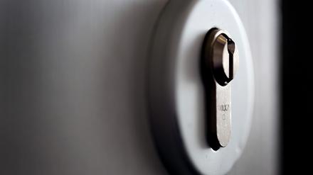 In Potsdam wurde eine 80-Jährige für einen Tag von Unbekannten in ihrer Wohnung eingesperrt, da diese ihr Türschloss verklebten.