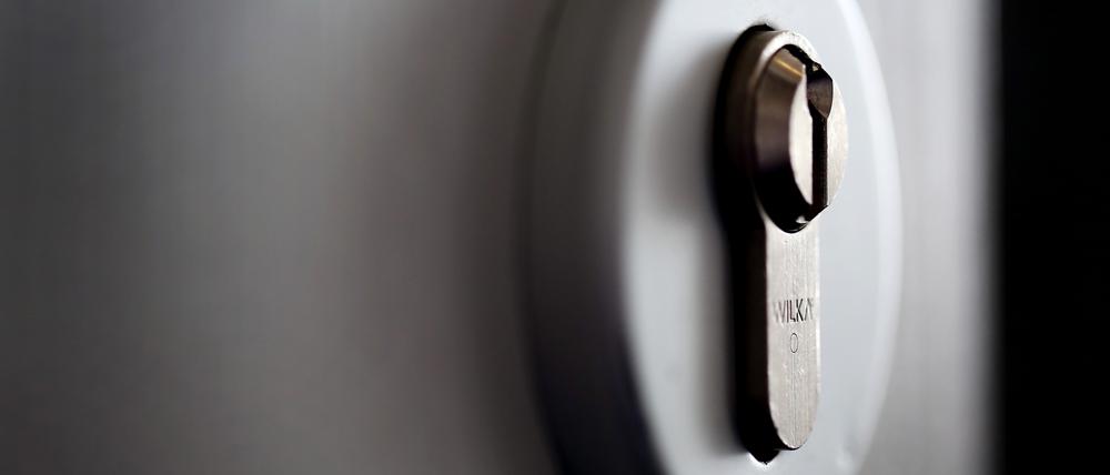 In Potsdam wurde eine 80-Jährige für einen Tag von Unbekannten in ihrer Wohnung eingesperrt, da diese ihr Türschloss verklebten.