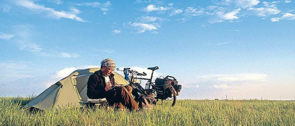 Lonesome Rider. Thomas Meixner mit Gefährt und mobiler Unterkunft.