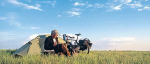 Lonesome Rider. Thomas Meixner mit Gefährt und mobiler Unterkunft.