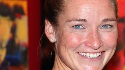 Zwischen Boot und Büro. Conny Waßmuth paddelt für ihren eigenen Erfolg und hilft zudem im Brandenburger Sportministerium mit, den märkischen Aktiven optimale Bedingungen zu ermöglichen.