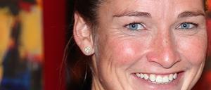 Zwischen Boot und Büro. Conny Waßmuth paddelt für ihren eigenen Erfolg und hilft zudem im Brandenburger Sportministerium mit, den märkischen Aktiven optimale Bedingungen zu ermöglichen.