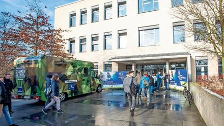 Gefragte Veranstaltung. Schon früh kamen die ersten Messebesucher .