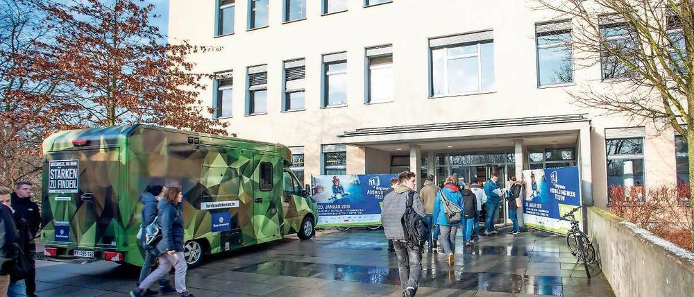 Gefragte Veranstaltung. Schon früh kamen die ersten Messebesucher .