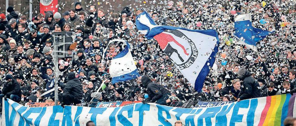 Unterstützung für den Support. Die Fanszene des SV Babelsberg 03 wird wieder aktiv betreut und begleitet. Nach monatelangem Stillstand des Fanprojektes hat dieses mit zwei neuen Mitarbeitern wieder seine Arbeit aufgenommen.