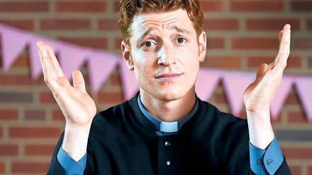 Der junge Heinz Rühmann? Oder Götz George? Schauspieler Daniel Donskoy, 27, als Trickbetrüger Maik Schäfer im Gewand eines Kirchenmannes.