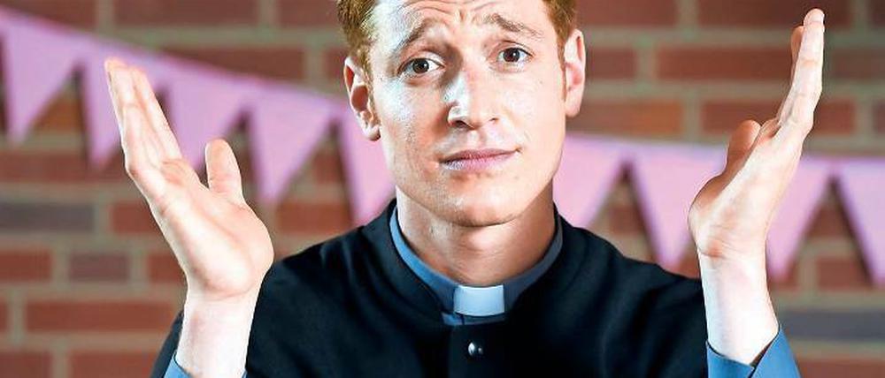 Der junge Heinz Rühmann? Oder Götz George? Schauspieler Daniel Donskoy, 27, als Trickbetrüger Maik Schäfer im Gewand eines Kirchenmannes.