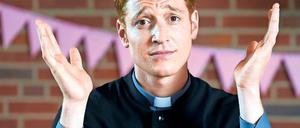 Der junge Heinz Rühmann? Oder Götz George? Schauspieler Daniel Donskoy, 27, als Trickbetrüger Maik Schäfer im Gewand eines Kirchenmannes.