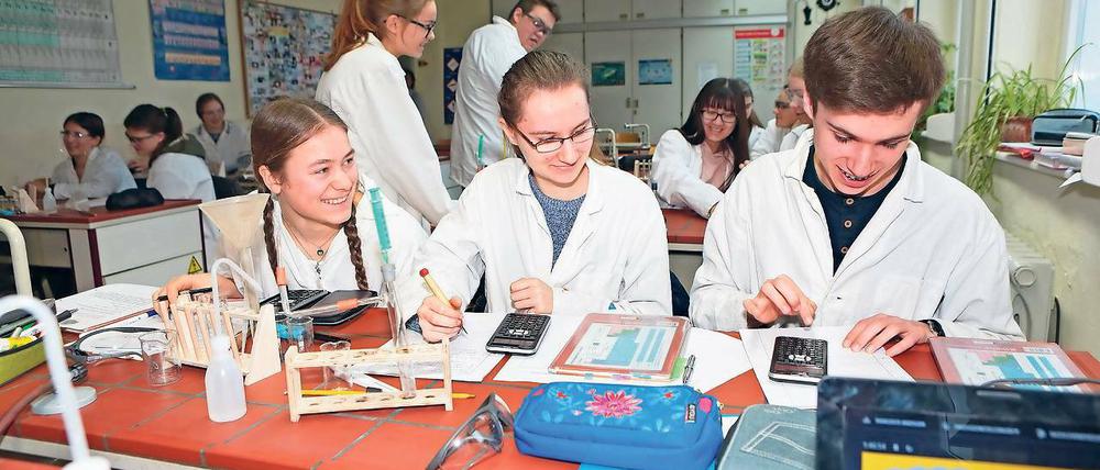 Bitte ausprobieren. Am städtischen Gymnasium Sally Bein werden Schüler in vielen Projekten auf das Berufsleben vorbereitet. Sei es im Chemieunterricht oder der Theater-AG, einen Bezug zum Job gibt es oft. Dafür wurde die Schule mehrfach ausgezeichnet.
