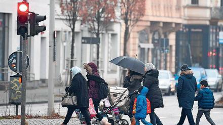 Gefährliches Pflaster? Passanten im Stadtzentrum von Cottbus.