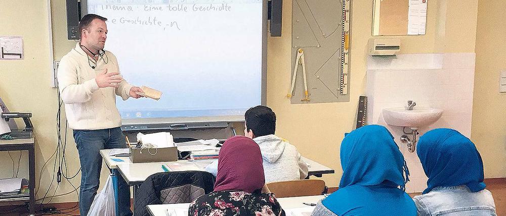 Gut vorbereitet. Der 43-jährige Deutschlehrer Piotr Olejniczak bringt jungen Flüchtlingen an der Herbert-Tschäpe-Oberschule in Blankenfelde-Mahlow Deutsch bei.