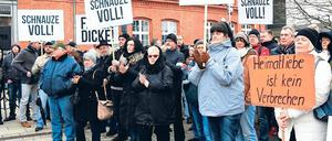 „Schnauze voll.“ An einer Kundgebung des Vereins „Zukunft Heimat“ in Cottbus nahmen auch die Vize-Chefin der Brandenburger AfD-Landtagsfraktion, Birgit Bessin, sowie Mitglieder der rechtsextremistischen Identitären Bewegung und von Neonazi-Gruppen teil.