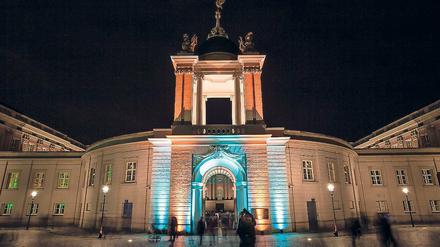 Im richtigen Licht? „1000 Jahre und ein Vierteljahrhundert“ lautet der Titel der Ausstellung zur Stadtgeschichte auf dem Bauzaun rund um das ehemalige FH-Gebäude am Alten Markt. Reflektiert werden dabei indes nur die vergangenen 25 Jahre in Potsdam. Eröffnet wurde die Schau am Samstag im Rahmen der Licht-Installation „Unterwegs im Licht“.