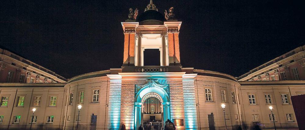Im richtigen Licht? „1000 Jahre und ein Vierteljahrhundert“ lautet der Titel der Ausstellung zur Stadtgeschichte auf dem Bauzaun rund um das ehemalige FH-Gebäude am Alten Markt. Reflektiert werden dabei indes nur die vergangenen 25 Jahre in Potsdam. Eröffnet wurde die Schau am Samstag im Rahmen der Licht-Installation „Unterwegs im Licht“.