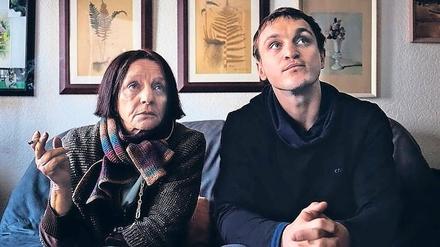Lebensecht und Kodderschnauze. Eva Weißenborn in „Lux - Krieger des Lichts“ (l.) und am Drehort von „Gundermann“.