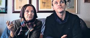 Lebensecht und Kodderschnauze. Eva Weißenborn in „Lux - Krieger des Lichts“ (l.) und am Drehort von „Gundermann“.