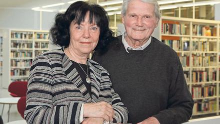 Kostbarer Bestand. Potsdams Stadt- und Landesbibliothek bietet einige Köstlichkeiten. Ein Kochbuch von 1732 konnte vor einiger Zeit unter anderem durch Spenden der Bibliotheksgesellschaft angeschafft werden (links). Geschäftsführerin Rosemarie Spatz und Vorsitzender Jochen Kranert wünschen sich mehr jüngere Mitglieder für die seit gut 15 Jahren bestehende Bibliotheksgesellschaft.