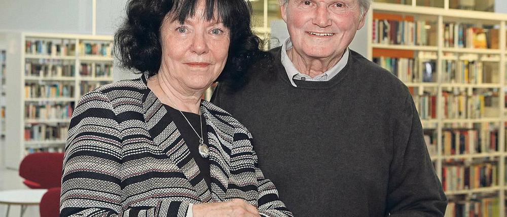 Kostbarer Bestand. Potsdams Stadt- und Landesbibliothek bietet einige Köstlichkeiten. Ein Kochbuch von 1732 konnte vor einiger Zeit unter anderem durch Spenden der Bibliotheksgesellschaft angeschafft werden (links). Geschäftsführerin Rosemarie Spatz und Vorsitzender Jochen Kranert wünschen sich mehr jüngere Mitglieder für die seit gut 15 Jahren bestehende Bibliotheksgesellschaft.