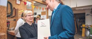 Ankommen. Im Projekthaus Babelsberg lernen geflüchtete Frauen, sich in Deutschland zurechtzufinden. Am Mittwoch überreichte Staatssekretär Thomas Drescher dort einen Förderbescheid an Projektleiterin Michaela Burkard.