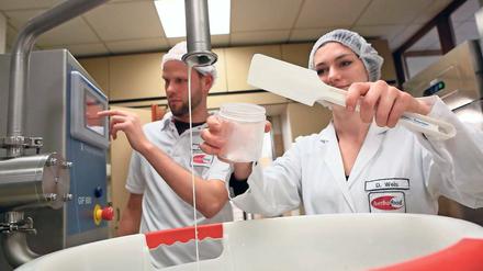 Basteln an Lebensmitteln. Wie dick- oder dünnflüssig muss Marmelade sein, um vielen Kunden zu gefallen. Versuche dazu gibt es im Labor der Herbafood. An einer eigenen Eismaschine probieren Lebensmitteltechnologen, wie Fasern von Zitrone oder Apfel die Eiscreme langsamer schmelzen lassen.