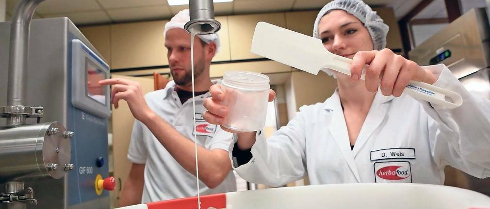 Basteln an Lebensmitteln. Wie dick- oder dünnflüssig muss Marmelade sein, um vielen Kunden zu gefallen. Versuche dazu gibt es im Labor der Herbafood. An einer eigenen Eismaschine probieren Lebensmitteltechnologen, wie Fasern von Zitrone oder Apfel die Eiscreme langsamer schmelzen lassen.