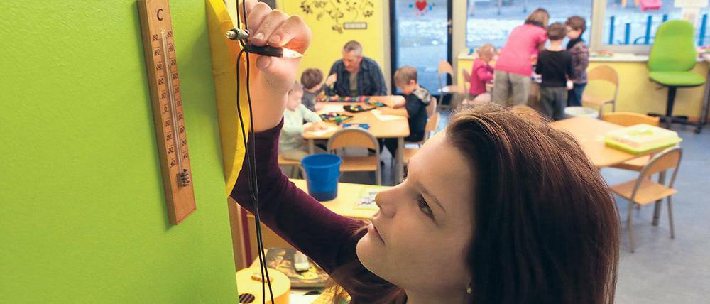 Lampen-Check. Die Achtklässlerin Sophie überprüft die Leuchtmittel in der Kita Regenbogenland. Meist werden dort noch herkömmliche Glühbirnen eingesetzt.