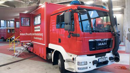 Aufgerüstet. Für Potsdams Berufsfeuerwehr war bereits am gestrigen Donnerstag Bescherung: Brandenburgs Innenminister Karl-Heinz-Schröter (SPD) übergab einen neuen Einsatzleitwagen. Das elf Meter lange Fahrzeug dient dem Führungsstab der Feuerwehr unter anderem bei der Koordinierung von Einsätzen bei Großschadenslagen und Katastrophen. Die Kosten für den sogenannten ELW 2 belaufen sich den Angaben zufolge auf mehr als 422 000 Euro.