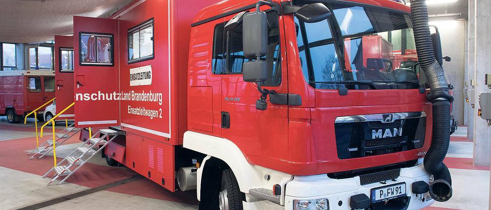 Aufgerüstet. Für Potsdams Berufsfeuerwehr war bereits am gestrigen Donnerstag Bescherung: Brandenburgs Innenminister Karl-Heinz-Schröter (SPD) übergab einen neuen Einsatzleitwagen. Das elf Meter lange Fahrzeug dient dem Führungsstab der Feuerwehr unter anderem bei der Koordinierung von Einsätzen bei Großschadenslagen und Katastrophen. Die Kosten für den sogenannten ELW 2 belaufen sich den Angaben zufolge auf mehr als 422 000 Euro.