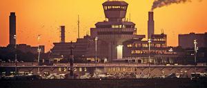 Ende im Anflug: Der beliebte Berliner City-Airport muss nach BER-Eröffnung schließen. Das hat ein neues Gutachten im Auftrag des Senats bestätigt. Und das trotz des erfolgreichen Volksentscheides für einen Weiterbetrieb. Der Gutachter sagt aber auch, wie der Flughafen offen bleiben könnte - das würde dauern.