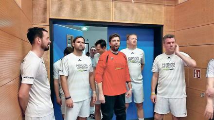 Kommt mit seinen Freunden. Hendryk Lau (r.) war im Vorjahr zum ersten Mal mit seinem Team „Henne &amp; Friends“ dabei. Auch am morgigem Samstag läuft der einstige Babelsberg-03-Torjäger mit ehemaligen Mannschaftskameraden und Fußballkumpels auf.