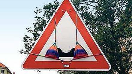 Krass. „Barbara.“ verhüllte das Verkehrsschild „Unebene Fahrbahn“. Worauf Facebook den Post verhüllte.