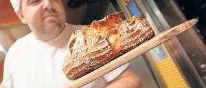 Knusprige Kruste. Produktionsleiter Karsten Freudenreich hat das Brot „wie von damals“ aus Dinkel, Roggen, Gerste und Hafer kreiert. Auf der Grünen Woche wird es präsentiert und kommt zeitgleich in die 37 Geschäfte der Bäckerei, die 220 Mitarbeiter beschäftigt.