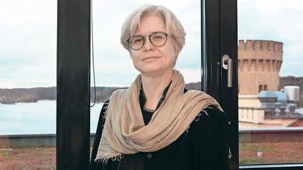 Draufblick. Chefdramaturgin Ute Scharfenberg im Hans Otto Theater, im Rücken den Tiefen See.