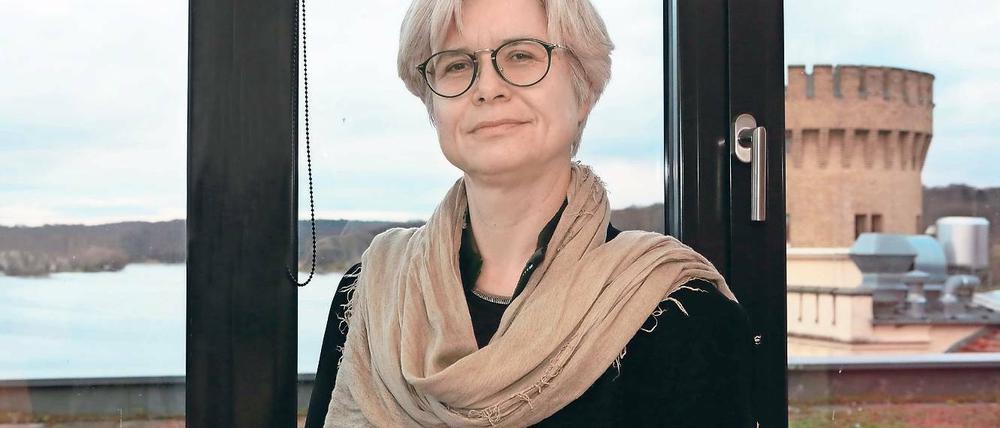 Draufblick. Chefdramaturgin Ute Scharfenberg im Hans Otto Theater, im Rücken den Tiefen See.