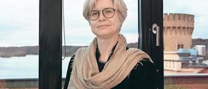 Draufblick. Chefdramaturgin Ute Scharfenberg im Hans Otto Theater, im Rücken den Tiefen See.