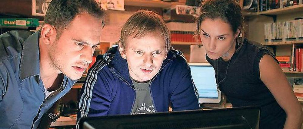 Dein Fernseher lügt. Im Kinofilm „Free Rainer“ mit Moritz Bleibtreu (links) wurden Quotenmessgeräte in deutschen Haushalten manipuliert. TV-Dokus, Diskussionen und Arthouse-Filme wurden so plötzlich zu Publikumslieblingen.