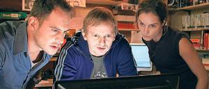Dein Fernseher lügt. Im Kinofilm „Free Rainer“ mit Moritz Bleibtreu (links) wurden Quotenmessgeräte in deutschen Haushalten manipuliert. TV-Dokus, Diskussionen und Arthouse-Filme wurden so plötzlich zu Publikumslieblingen.
