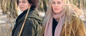 Mystery im Teufelsmoor. Inga (Silke Bodenbender, rechts, mit Bibiana Beglau) kehrt zur Beerdigung des Vaters ins Heimatdorf zurück.