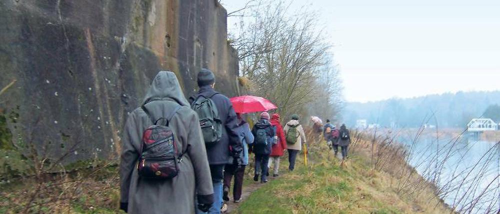 Wandern am Wasser. Die Gruppe war auf den Spuren der Friedhofsbahn auch unter der einstigen Brücke über den Teltowkanal hindurchgelaufen. Die Brücke soll abgerissen werden.