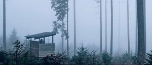 Jagdfieber. Die Babelsberger Regie-Studentin Sophia Bösch erzählt in „Rå“ die Geschichte eines Mädchens in Nordschweden, das Anerkennung in der männlich dominierten Jägerszene sucht (Bild oben). Eröffnet wird das Festival mit dem Puppentrickfilm „Isle of Dogs – Ataris Reise“ von Wes Anderson, einer Koproduktion mit Studio Babelsberg (unten links). Das Festival zeigt auch „Das schweigende Klassenzimmer“, für den Szenen im Studio entstanden sind.