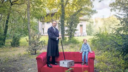 Erkenntnisse für die Nachwelt. Am Potsdamer Geoforschungszentrum hat der Fotograf Horst Wackerbarth im vergangenen Jahr zum 25. Jubiläum des Instituts Wissenschaftler des Hauses porträtiert. Für das Projekt „Mensch, Erde!“ kostümierte sich GFZ-Forscher Thomas Gerber als Hermann von Helmholtz und posierte mit einem Kind aus der Telegrafenberg-Kita. Seinen Stock stützt er auf die Atomuhr, die früher das Zeitsignal für die DDR erzeugte.