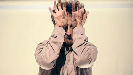 Hände mit Eigenleben. Seyed Alireza Mirmohammadi in „Being“.