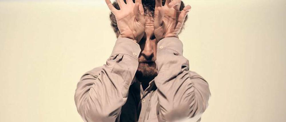Hände mit Eigenleben. Seyed Alireza Mirmohammadi in „Being“.
