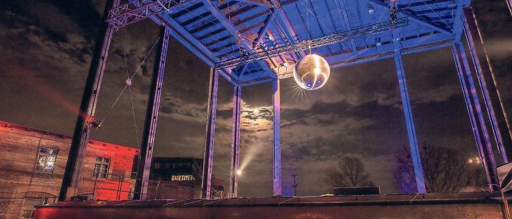 Verzauberung. Eine Lichtkugel tauchte im November die wuchtige Bühne des Waschhauses in eine heimelige Atmosphäre. Für temporäre Lichtspots soll in diesem Jahr verstärkt gesorgt werden.