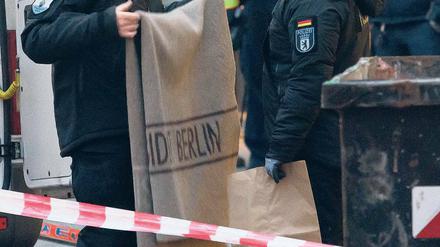 Erledigt. Experten bringen das entschärfte Paket in einer Tüte weg.